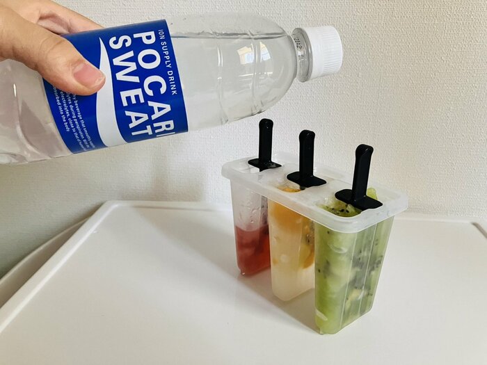 ジュースをおうちでアイスの容器にいれる様子