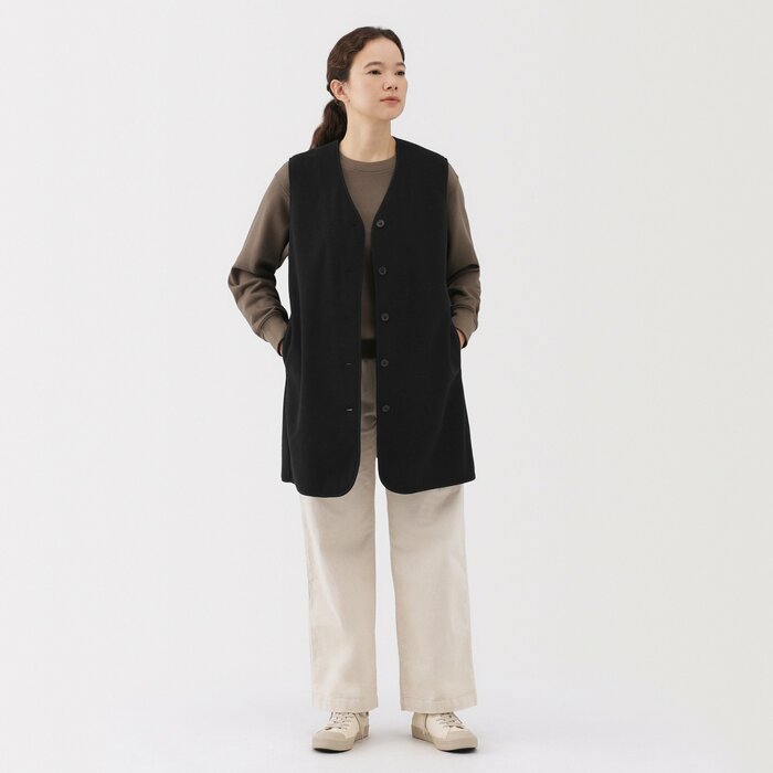 すっきりとした首元なのでノーカラーコートのインナーにしても響きにくいですね