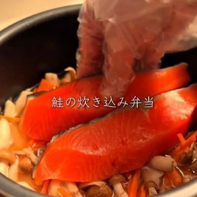 【平日用の冷凍弁当】具だくさんの「5種類の鮭の炊き込みご飯」がおいしそう　ネギやたくあん、梅干しの簡単アレンジで飽きずに食べられる