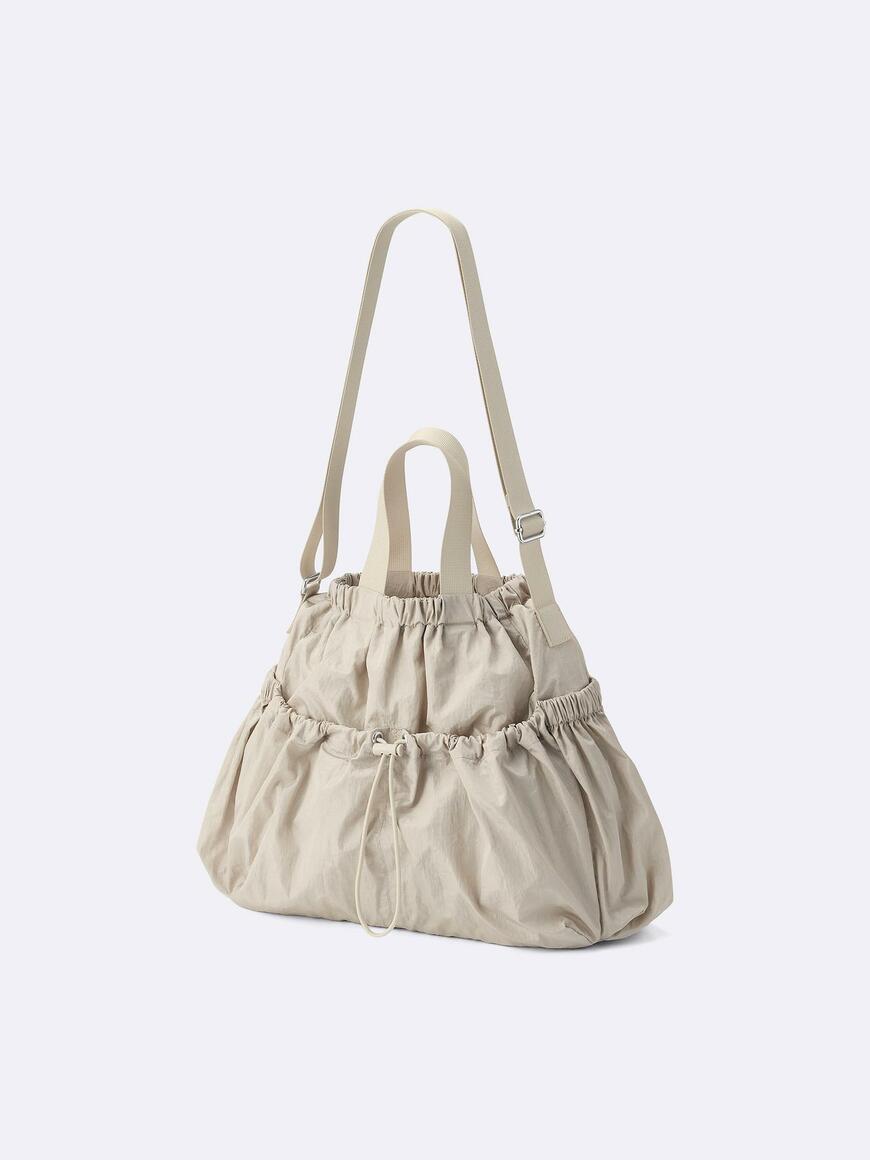 出所：GU公式 ギャザーポケットバッグ