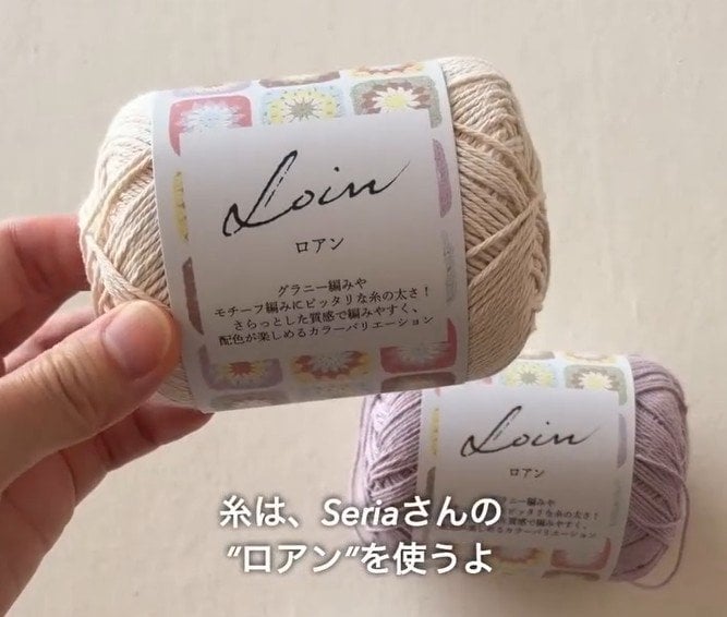【100均】セリアの材料だけ！“ロアン毛糸”2色をかぎ針編みしていくと→完成したハニカム模様の「おしゃれバネ口ポーチ」に約39万7000回再生の反響「編み地が美しい」の声