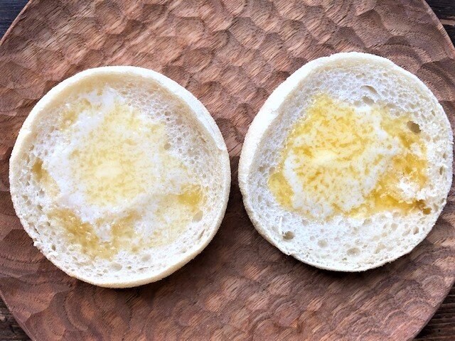 （左）『【要冷凍】カルピス株式会社　バター有塩　業務用』のトースト、（右）通常バターのトースト（筆者撮影）