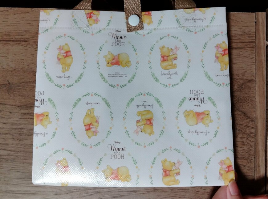 筆者撮影（セリア、マチ広トートバッグ21×24×17cm/プー）