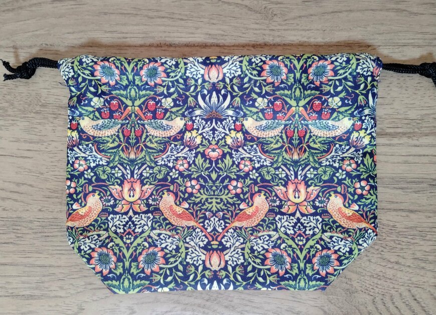 筆者撮影（セリア、ランチバッグ ウィリアムモリス柄）