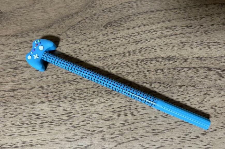 筆者撮影（ダイソー、デザインボールペン（ゲームハンドル型））