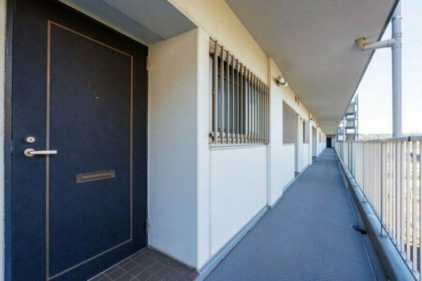 玄関前に「置き配」されていた物が話題　目を疑う中身に驚き「バレたらヤバかったですね」