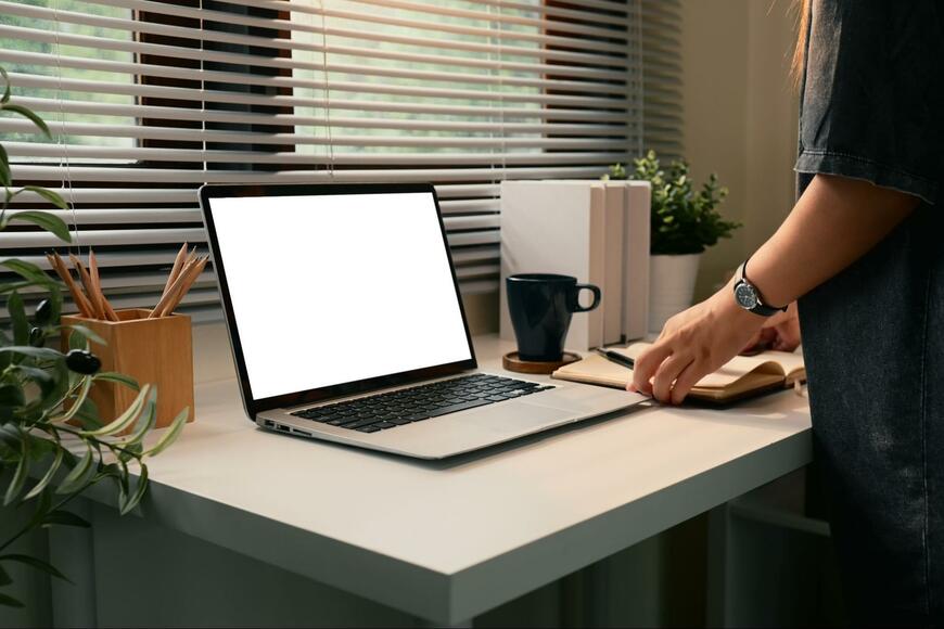 自宅の天井から落ちてきた「埃のようなもの」　まさかの正体に思わず目を疑う