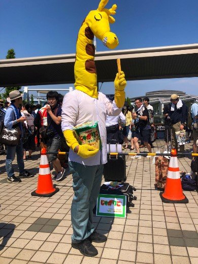 首が長くて全身をフレームインさせるのが大変。カメラマン泣かせ？