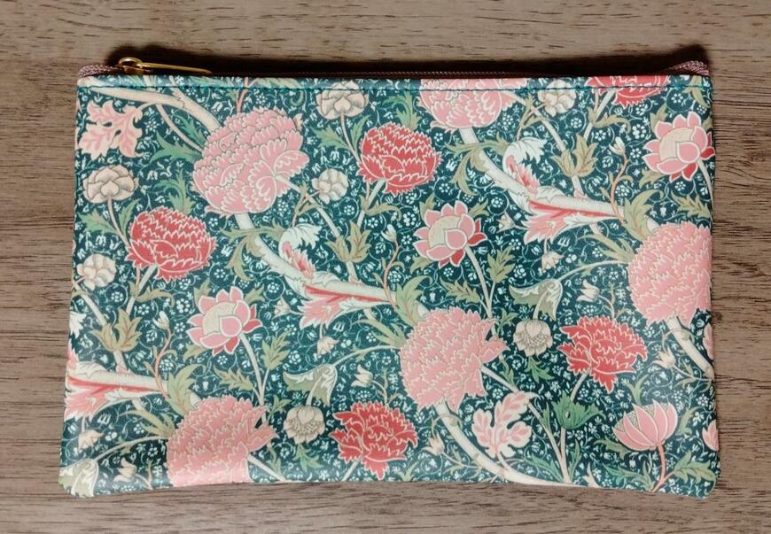 筆者撮影（セリア、フラットポーチ ウィリアム・モリスデザイン）
