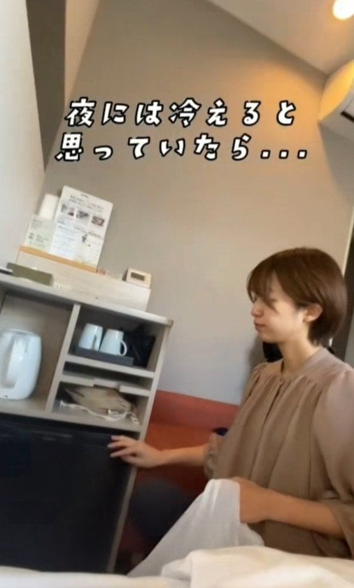 出所：@superhotel_official「スーパーホテルがお届けするホテルあるある部屋ver. なんでもまずはかいでみるタイプ」