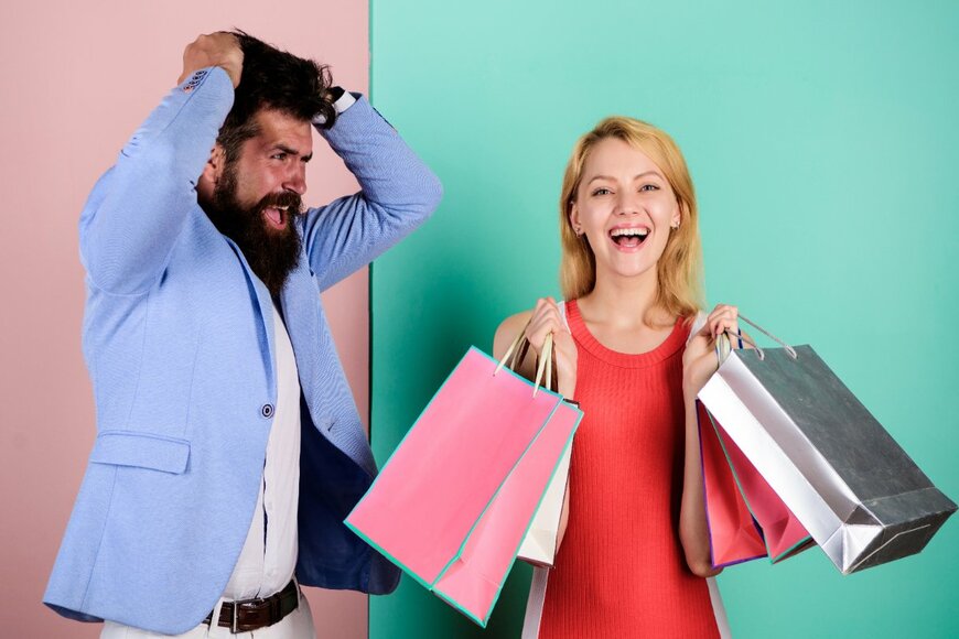 ショッピングバッグを持つ女性