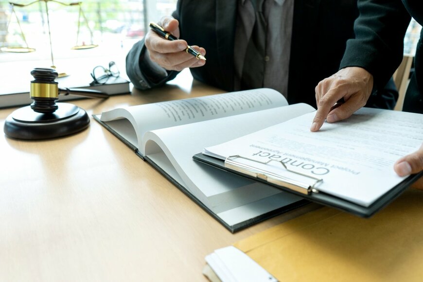 チームと話す裁判官または弁護士の写真