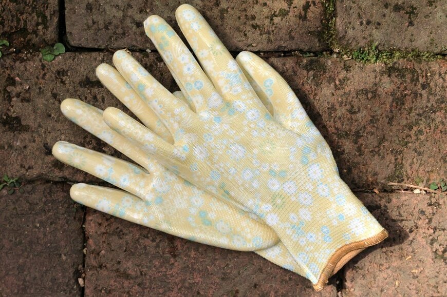 花柄の淡いイエローのガーデニング手袋