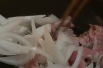 【暑い日にぴったり！】中華麺と豚肉の炒めものが入った弁当　母から子供への愛情が伝わってくる…