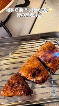 【韓国人旦那弁当】大きな「鯵のかば焼き」を3つドーン！カラフルな副菜もたっぷりのボリューミー弁当がおいしそう