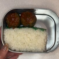 丸くて大きな【肉詰め弁当】3つも入って食べ応えばっちり！工夫された〈ご飯の詰め方〉にも注目！
