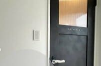 【おしゃれDIY】黒くて暗い印象のドアが一変　思わず心がときめいてしまう「海外風ホワイトドア」に大変身