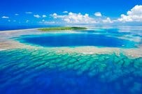 沖縄県で撮影した「意外と知られていない日本の風景」　鳩間島の青く透き通る海と絶景に反響「心が澄んでいく」