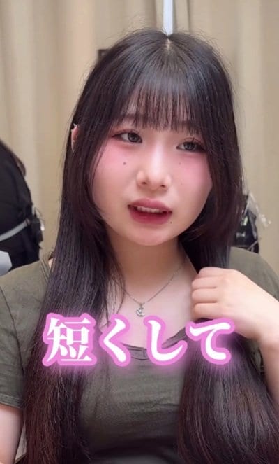 ヘアドネーションカットを希望するロングヘアの女性