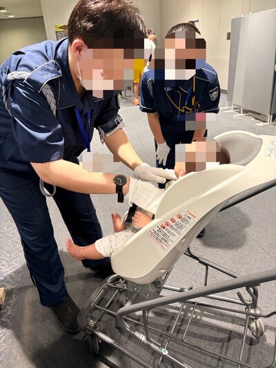 保安検査場でチェックを受ける赤ちゃん