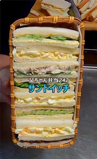 かごいっぱいに並んだ4種のサンドイッチ