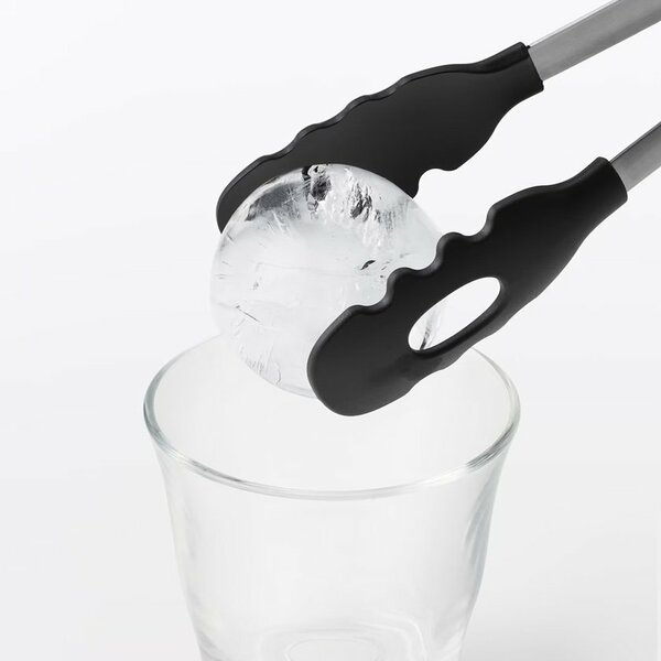 大きな球体はひとつの氷で冷たい飲みものを長時間キープ