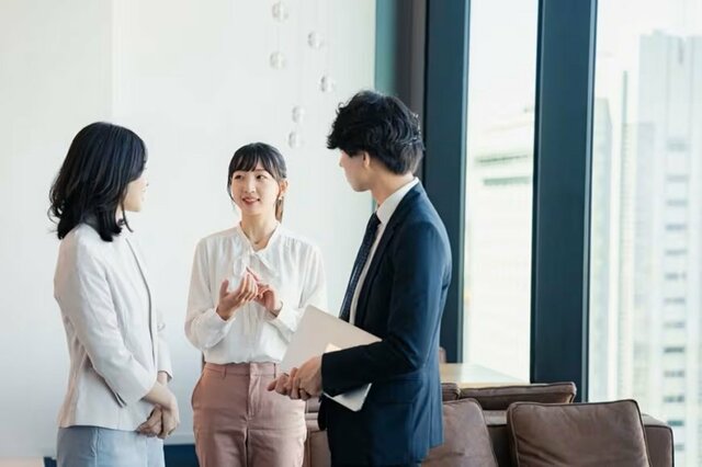 会社の打ち合わせ中「机に乗ってくる生物」に目を疑う　羨ましすぎる仕事風景に「最高やん」