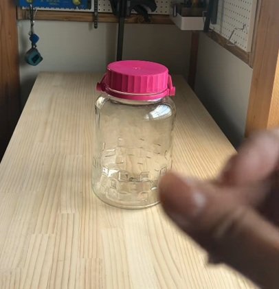 【簡単DIY】 身近な〈梅酒の瓶〉→木屑をガンガン吸い込む〈サイクロン集塵機〉にアレンジ！「素晴らしいアイデア」と称賛の声