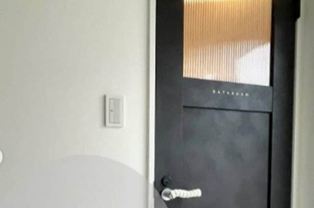 【おしゃれDIY】黒くて暗い印象のドアが一変　思わず心がときめいてしまう「海外風ホワイトドア」に大変身