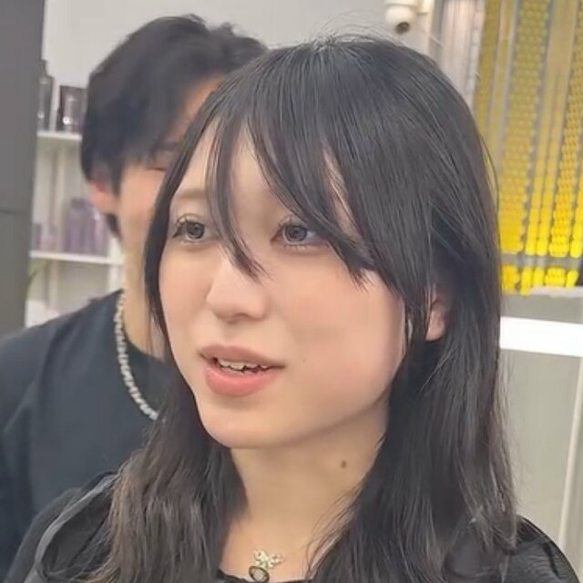 「かっこいい系にしてほしい」とオーダーするロングヘア女性→大変身した姿に笑顔が止まらない
