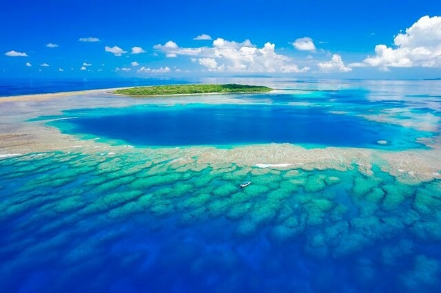 沖縄県で撮影した「意外と知られていない日本の風景」　鳩間島の青く透き通る海と絶景に反響「心が澄んでいく」