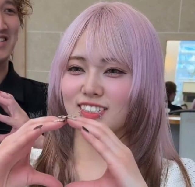 エノキみたいなボブと言われた過去も…。ピンク系ロングヘア女性がボブへ再挑戦→アイドルみたいな「レイヤーボブ」にスタイルチェンジ