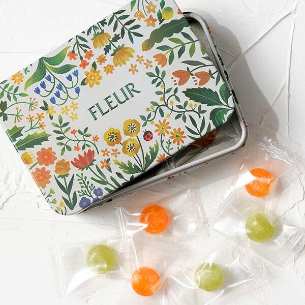 いろいろな花のイラストが描かれたデザイン缶