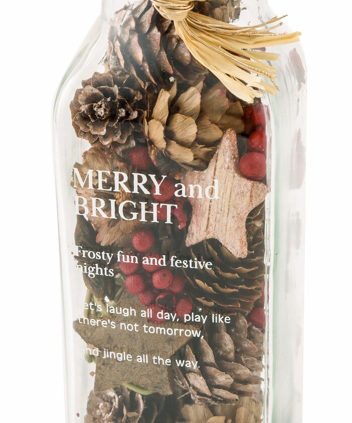 星型のウッドポプリや小さな赤い実がクリスマスのイメージにぴったり