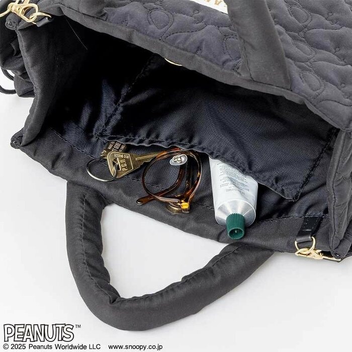 長財布やスマホ、エコバッグなど、荷物がしっかりと収まります