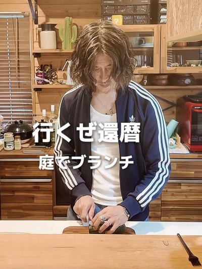 【60歳イケオジ】手作りの〈夏野菜のバゲットチーズ焼き〉で優雅に庭ブランチ
