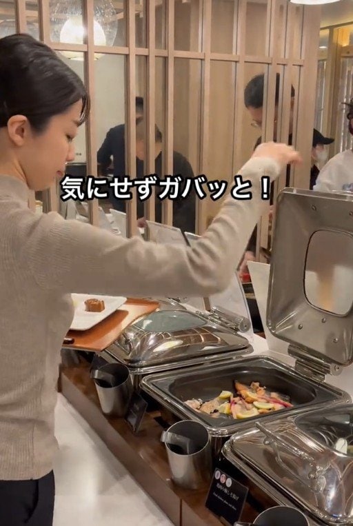 出所：@superhotel_official「朝食ビュッフェでおかずの蓋をどう開ける？」