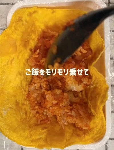 新婚の妻が夫に作る「オムライス弁当」ふんわり卵にたっぷりのケチャップライスがたまらない、可愛らしさと食べ応えを両立した美味しそうなお弁当