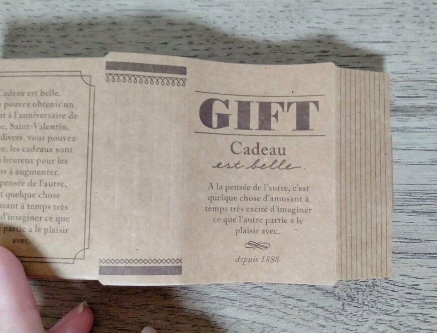 筆者撮影（セリア、ギフトボックス ブック型）