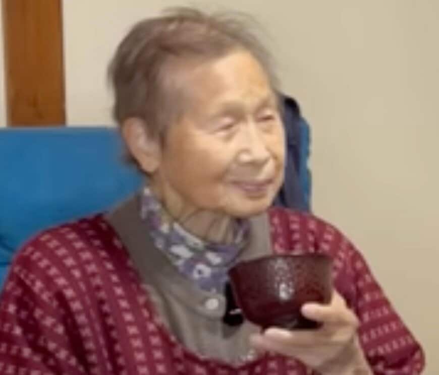 【94歳】長寿おばあちゃんが“大量のハンバーグ作り”に挑戦！見事な調理風景が話題「心が温まるご馳走ですね」