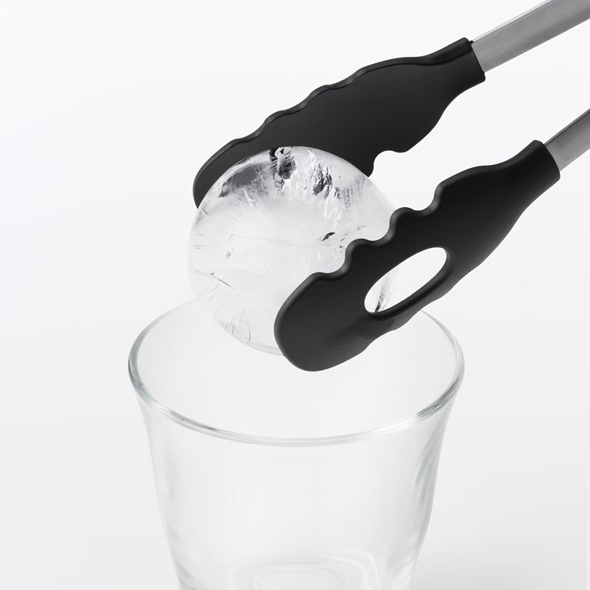 大きな球体はひとつの氷で冷たい飲みものを長時間キープ