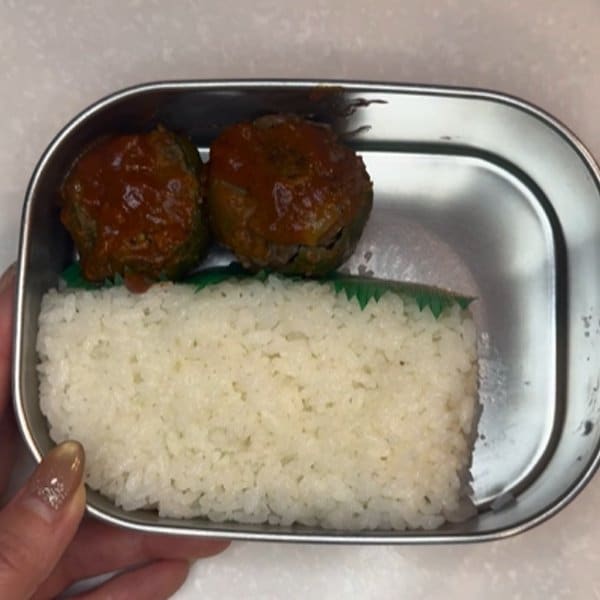 丸くて大きな【肉詰め弁当】3つも入って食べ応えばっちり！工夫された〈ご飯の詰め方〉にも注目！