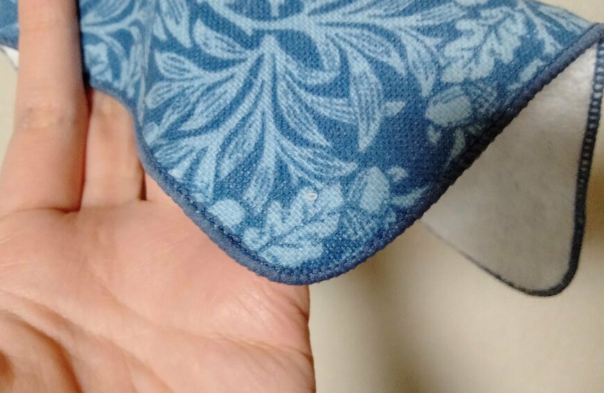 筆者撮影（セリア、タオルハンカチ ウィリアム・モリス）