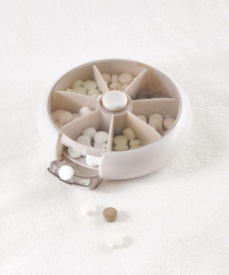 出所：パルグループ公式ファッション通販サイト 3COINS 回転ピルケース