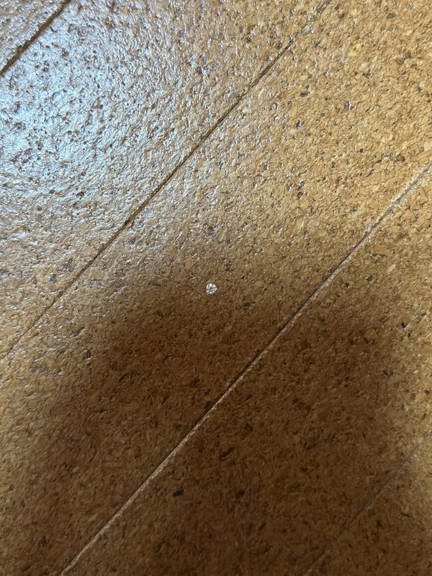 床にしっかりと刺さったダイヤモンド