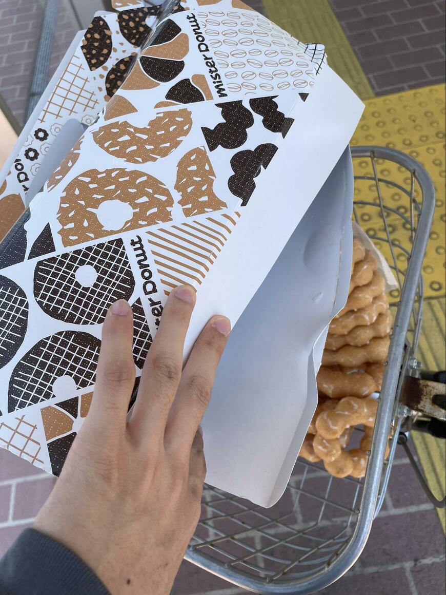 自転車のカゴの中に落ちたドーナツ