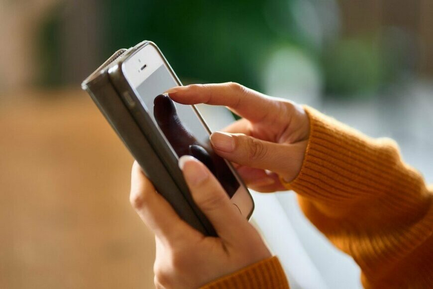 スマートフォンをタップする様子