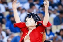 【メジャーリーグ】ワンピースのルフィが大谷翔平出場試合で始球式→大暴投に拍手喝采！スタジアムを埋めつくす“麦わら帽子”にも反響「解釈一致ｗ」「ちょっとシュール」