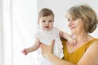 姉と私とで実母の協力度が違う！ 共働き育児の大変さは同じなのに…とモヤモヤ