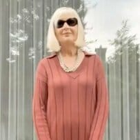 【70代マダム】秋色ワンピースをかっこよく！ 大人の着こなしに注目